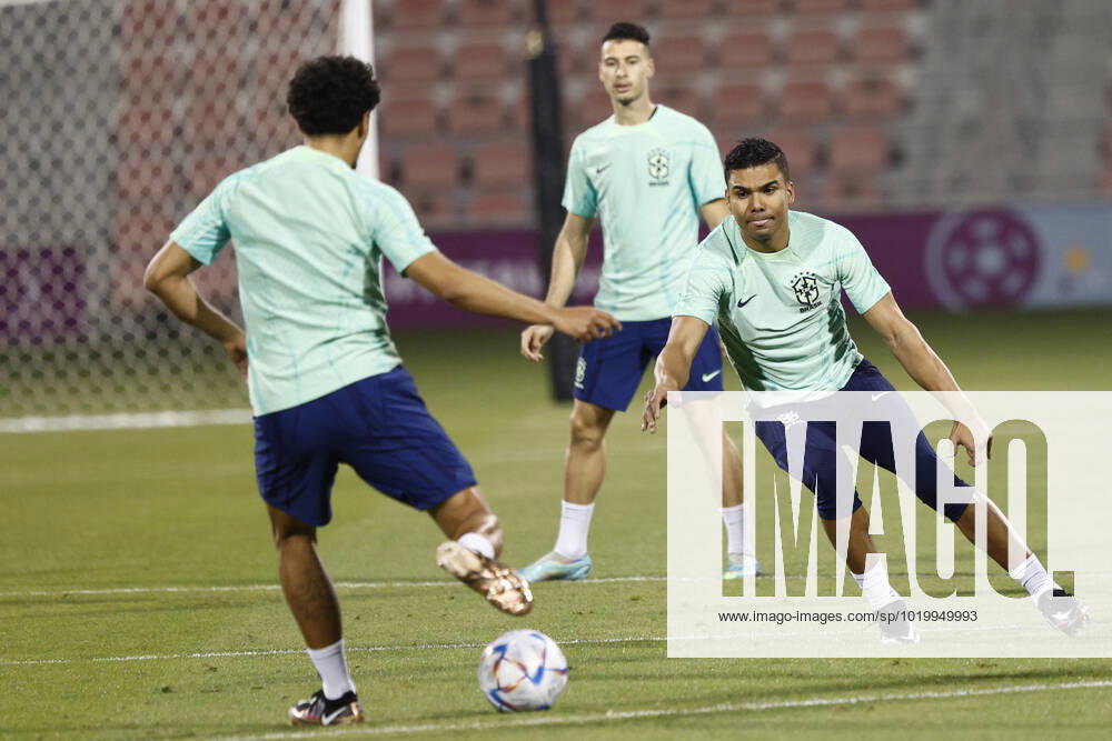 Brazil s midfielder Casemiro (R) takes part in a team s training session at Al Arabi stadium in Doha, Qatar, in the frame of Qatar 2022 FIFA World Cup, WM, Weltmeisterschaft, Fussball 01 December 2022. Brazil is facing Cameroon on 02 December in their group G s third and last match. Brazil s training session !ACHTUNG: NUR REDAKTIONELLE NUTZUNG!