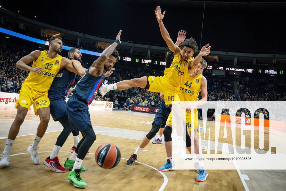 Basketball Berlin 01 12 2022 Season 2022 2023 Euroleague Regular Season Alba Berlin FC Barcelona Maodo Lo Alba Berlin, No 00 Cory Higgins Barcelona, No 22