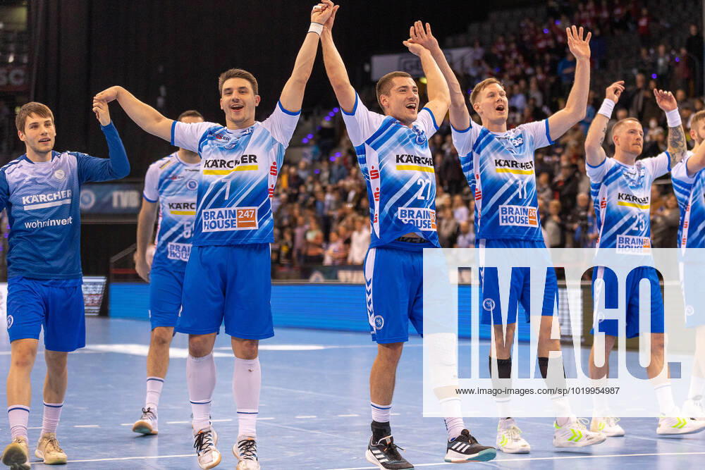 TVB Stuttgart players celebrate the victory with their fans GER, TVB Stuttgart vs GWD Minden, handball, Liqui Moly HBL, Handball Bundesliga, 15 Spieltag, Spielzeit 2022 2023, 01 12 2022 GER, TVB Stuttgart vs GWD Minden, handball, Liqui Moly HBL, Handball Bundesliga, 15 Spieltag, Spielzeit 2022 2023, 01 12 2022 Stuttgart