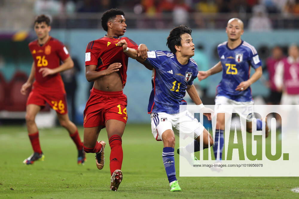 Japan gegen Spanien FIFA Fussball-Weltmeisterschaft 01. Dezember 2022, Doha FIFA Fussball-Weltmeisterschaft Katar Japan gegen Spanien Takefusa Kubo (Japan) hält das Trikot von Alejandro Balde (Spanien) Foto Charlotte Wilson Abseits Doha Katar