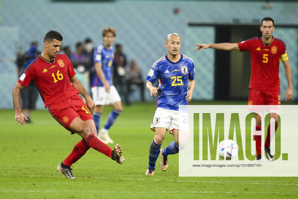 MAEDA Daizen (JPN) vs RODRI (ESP) FOOTBALL : Japon vs Espagne - Groupe E - coupe du Monde Qatar 2022 - 01 12 2022 JBAutissier Panoramic