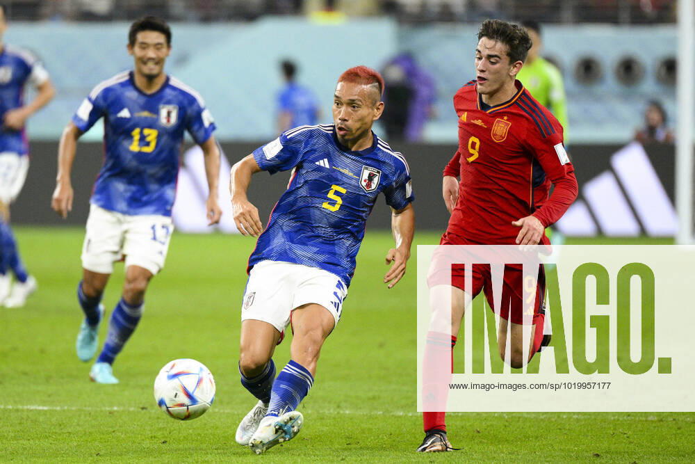 NAGATOMO Yuto (JPN) vs GAVI (ESP) FOOTBALL : Japon vs Espagne - Groupe E - coupe du Monde Qatar 2022 - 01 12 2022 JBAutissier Panoramic