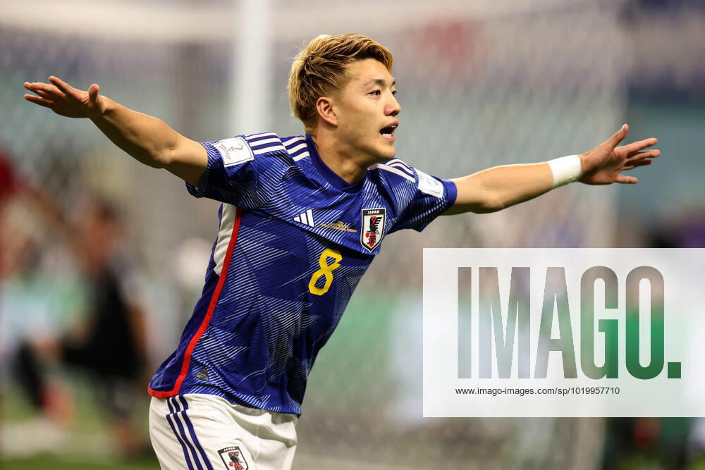 Japan gegen Spanien FIFA Fussball-Weltmeisterschaft 01. Dezember 2022, Doha FIFA Fussball-Weltmeisterschaft Katar Japan gegen Spanien Ritsu Doan aus Japan feiert das zweite japanische Tor Foto Charlotte Wilson Abseits Doha Katar
