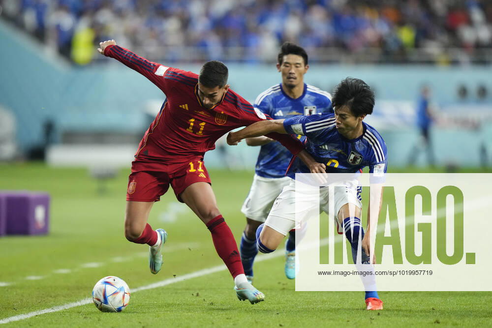 Japan v Spain: Group E - FIFA World Cup, WM, Weltmeisterschaft, Fussball Qatar 2022 Ferran Torres left winger of Spain and FC Barcelona, Barca and Kaoru Mitoma Left Winger of Japan and Brighton & Hove Albion compete for the ball during the FIFA World Cup Qatar 2022 Group E match between Japan and Spain at Khalifa International Stadium on December 1, 2022 in Doha, Qatar. Doha Qatar