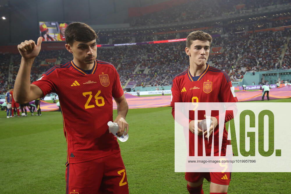 Japan gegen Spanien FIFA Fussball-Weltmeisterschaft 01. Dezember 2022, Doha FIFA Fussball-Weltmeisterschaft Katar Japan gegen Spanien Pedri und Gavi von Spanien Foto Charlotte Wilson Abseits Doha Katar