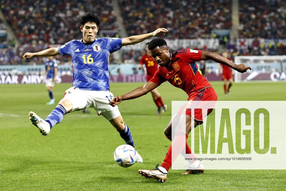 AL RAYYAN l r Takehiro Tomiyasu of Japan, Ansu Fati of Spain during the FIFA World Cup Qatar 2022 group E match between Japan and Spain at Khalifa International stadium on December 1, 2022 in Ar Rayyan, Qatar AP Dutch Height MAURICE OF STONE FIFA World Cup Qatar 2022 2022 ANPxSportx xMauricexvanxSteenxWKxIVx 458704396 originalFilename: 458704396