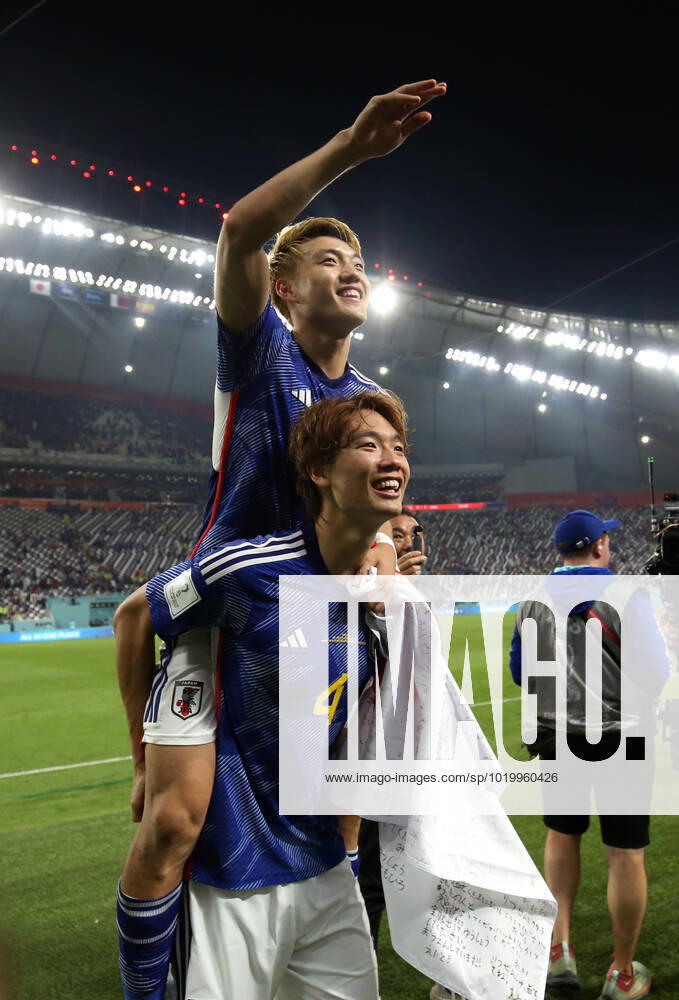 Japan gegen Spanien FIFA Fussball-Weltmeisterschaft 01. Dezember 2022, Doha FIFA Fussball-Weltmeisterschaft Katar Japan gegen Spanien Ritsu Doan aus Japan feiert den Sieg auf den Schultern von Ko Itakura aus Japan Foto Charlotte Wilson Abseits Doha Katar