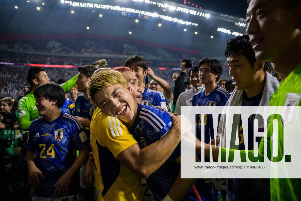 Yuto Nagatomo hugs Ritsu Doan of Japan as the team celebrate after the FIFA World Cup 2022 football match between Japan and Spain on December 1, 2022 in Doha Photo Joel Marklund BILDBYRAN code JM JM0398 bbeng football football soccer fotball vm fotbols vm fotbols vm fotbols vm 2022 fifa world cup 2022 japan spain spain cheer,