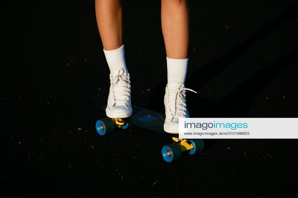 Details. Ridding skateboard.