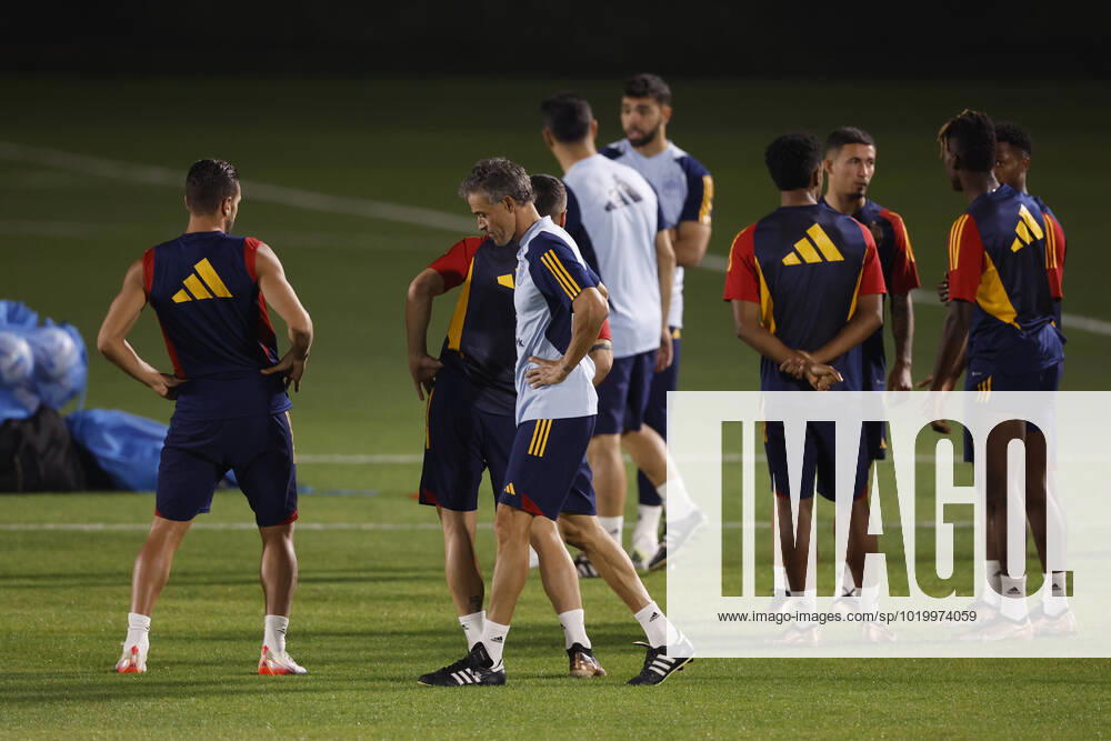 DOHA, 01 12 2022.- Spain s head coach, Luis Enrique (C), supervises his players during a training session at Qatar University, Catar, 2 December 2022. Spain will face Morocco on the upcoming 06 December in a round of 16 match of the Qatar 2022 World Cup. Training session of Spain !ACHTUNG: NUR REDAKTIONELLE NUTZUNG!