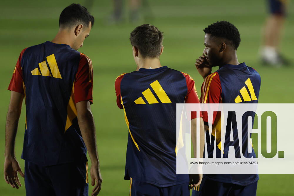 Spain s soccer players, Sergio Busquets (L) Gavi (C) and Ansu Fati (R) during a training session at Qatar University, Catar, 2 December 2022. Spain will face Morocco on the upcoming 06 December in a round of 16 match of the Qatar 2022 World Cup. Training session of Spain !ACHTUNG: NUR REDAKTIONELLE NUTZUNG!