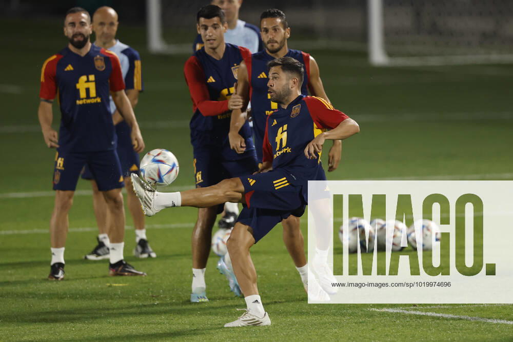 Spain s defenedr Jordia Alba (C) takes part in a training session at Qatar University, in Doha, Qatar, 02 December 2022. Spain will face Morocco on the upcoming 06 December in a round-of-16 soccer match of the Qatar 2022 World Cup. Spain s training session !ACHTUNG: NUR REDAKTIONELLE NUTZUNG!