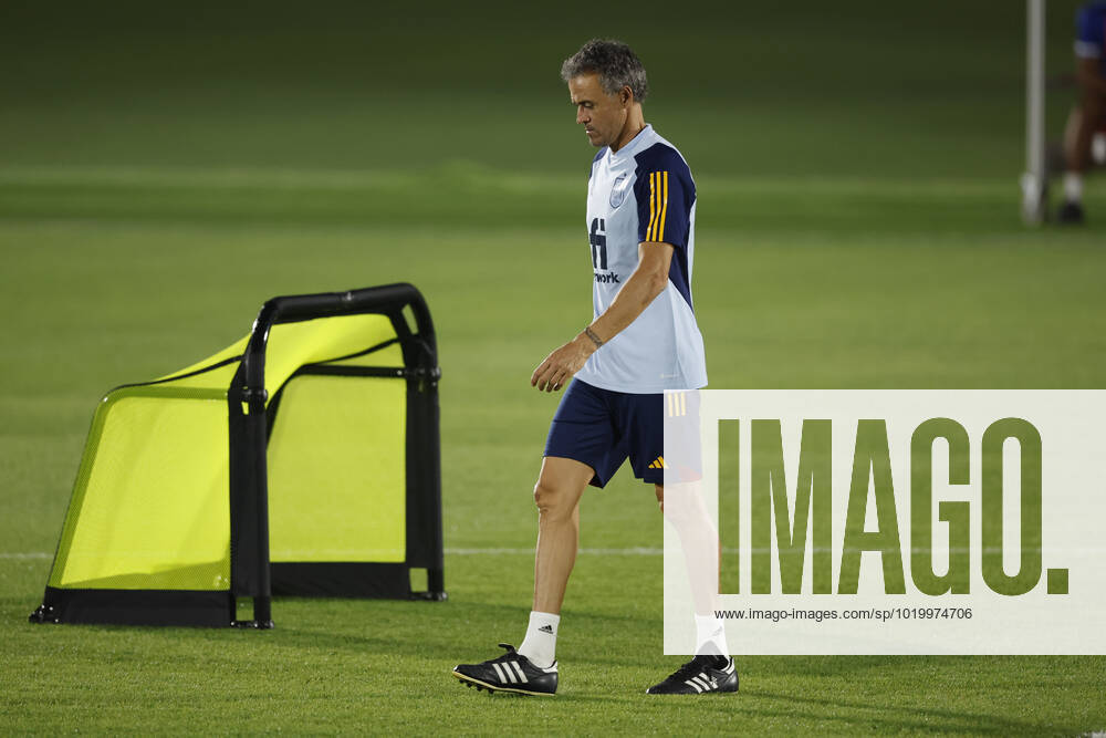Spain s head coach Luis Enrique leads a training session at Qatar University, in Doha, Qatar, 02 December 2022. Spain will face Morocco on the upcoming 06 December in a round-of-16 soccer match of the Qatar 2022 World Cup. Spain s training session !ACHTUNG: NUR REDAKTIONELLE NUTZUNG!