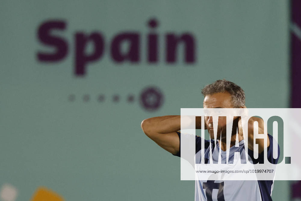 Spain s head coach Luis Enrique leads a training session at Qatar University, in Doha, Qatar, 02 December 2022. Spain will face Morocco on the upcoming 06 December in a round-of-16 soccer match of the Qatar 2022 World Cup. Spain s training session !ACHTUNG: NUR REDAKTIONELLE NUTZUNG!