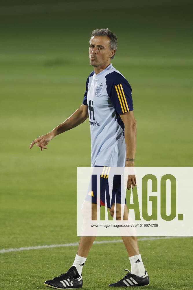Spain s head coach Luis Enrique leads a training session at Qatar University, in Doha, Qatar, 02 December 2022. Spain will face Morocco on the upcoming 06 December in a round-of-16 soccer match of the Qatar 2022 World Cup. Spain s training session !ACHTUNG: NUR REDAKTIONELLE NUTZUNG!