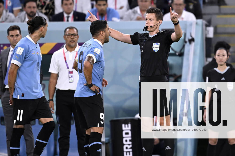 SIEBERT Daniel GER Referee with Captain SUAREZ Luis FIFA World Cup 2022 in Qatar Preliminary Round Match Group H GHANA Uruguay on 02 12 2022 at Al Janoub Stadium DFL REGULATES PROHIBIT ANY USE OF PHOTOGRAPHS as IMAGE SEQUENCES and or QUASI VIDEO