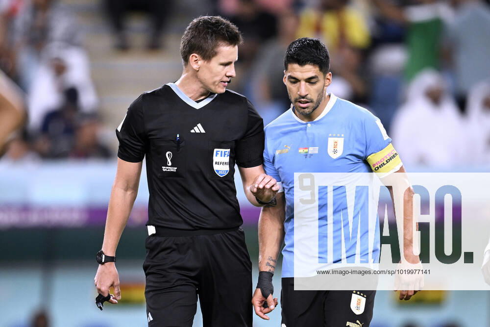 SIEBERT Daniel GER Referee with Captain SUAREZ Luis FIFA World Cup 2022 in Qatar Preliminary Round Match Group H GHANA Uruguay on 02 12 2022 at Al Janoub Stadium DFL REGULATES PROHIBIT ANY USE OF PHOTOGRAPHS as IMAGE SEQUENCES and or QUASI VIDEO