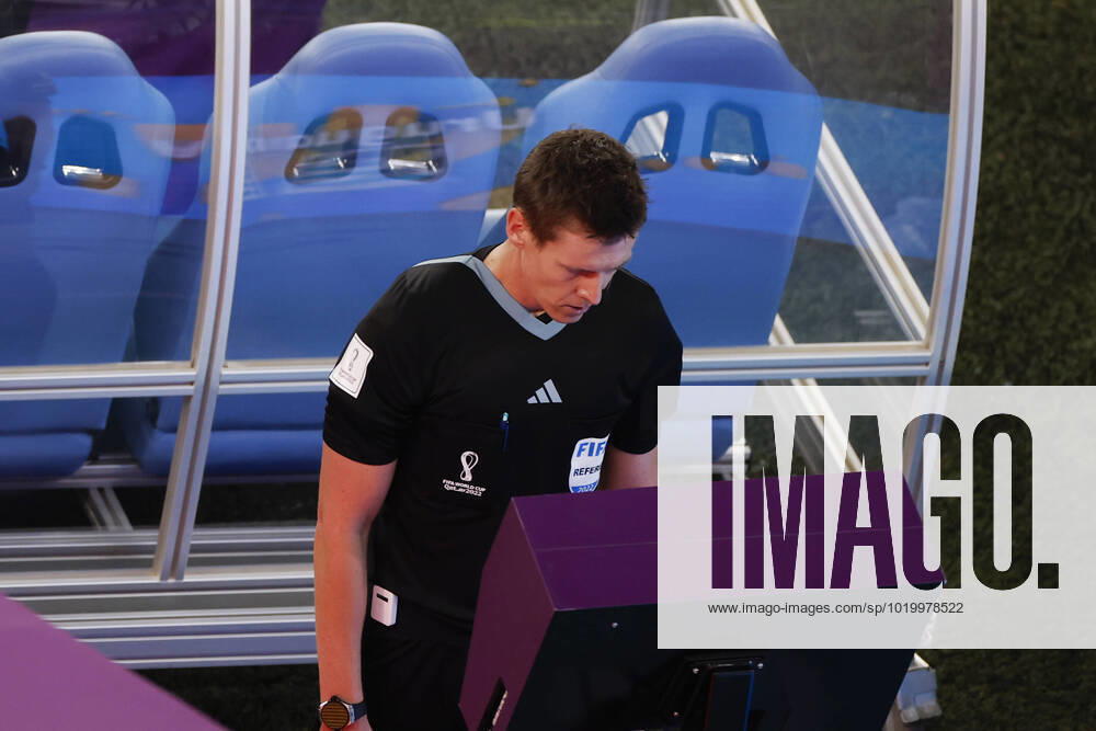 German referee Daniel Siebert reviews the VAR system during a FIFA World Cup, WM, Weltmeisterschaft, Fussball soccer match of the group phase between Ghana and Uruguay at Al-Janoub stadium in Al-Wakrah, Catar, 02 December 2022. World Cup 2022: Ghana vs. Uruguay !ACHTUNG: NUR REDAKTIONELLE NUTZUNG!