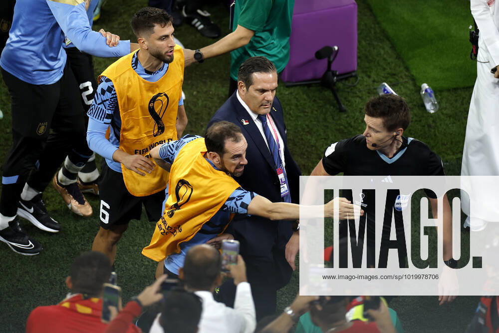 Diego Godín (C) from Uruguay complains to the German referee Daniel Siebert a FIFA World Cup, WM, Weltmeisterschaft, Fussball soccer match of the group phase between Ghana and Uruguay at Al-Janoub stadium in Al-Wakrah, Catar, 02 December 2022. World Cup 2022: Ghana vs. Uruguay !ACHTUNG: NUR REDAKTIONELLE NUTZUNG!