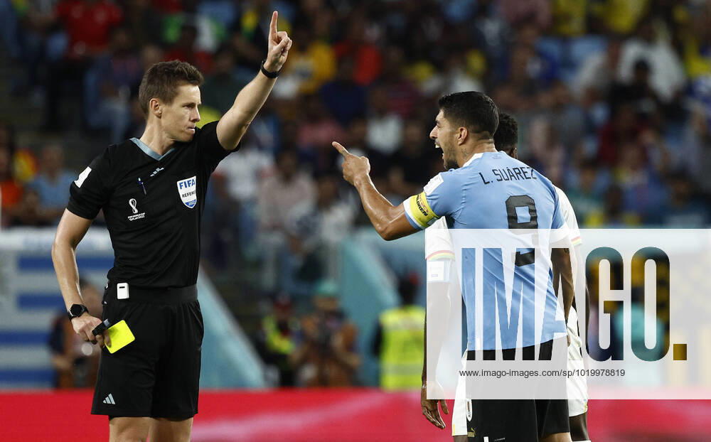 German referee Daniel Siebert gives a yellow card to Luis Suarez from Uruguay today, during a group stage match of the Qatar 2022 Soccer World Cup between Ghana and Uruguay at the Al-Janoub stadium, in Al-Wakrah, Qatar 02 December 2022. Soccer World Cup 2022: Ghana - Uruguay !ACHTUNG: NUR REDAKTIONELLE NUTZUNG!