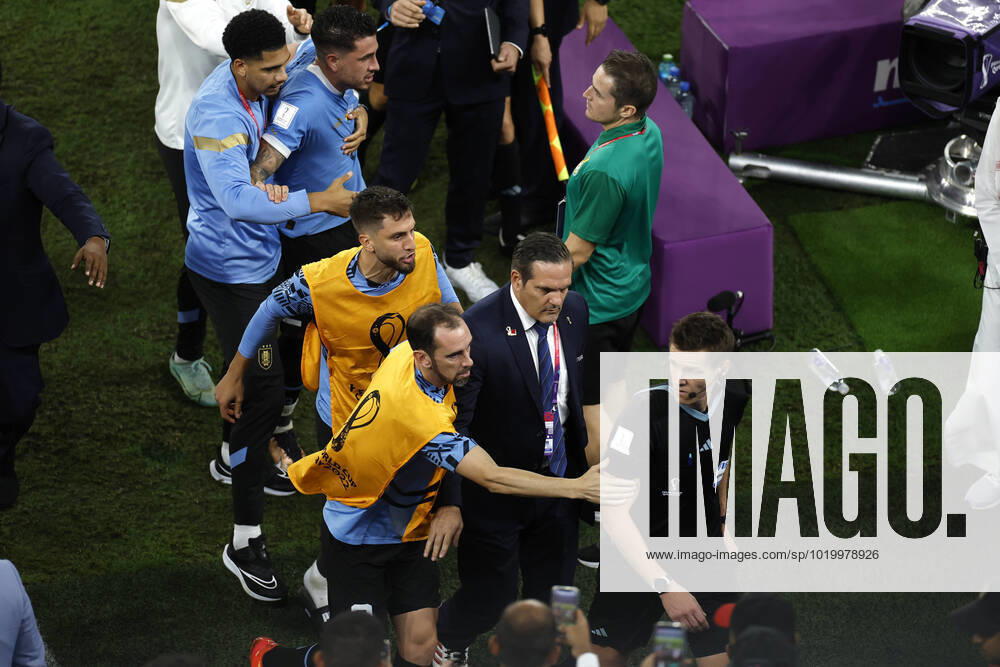 Diego Godín (C) from Uruguay complains to the German referee Daniel Siebert a FIFA World Cup, WM, Weltmeisterschaft, Fussball soccer match of the group phase between Ghana and Uruguay at Al-Janoub stadium in Al-Wakrah, Catar, 02 December 2022. World Cup 2022: Ghana vs. Uruguay !ACHTUNG: NUR REDAKTIONELLE NUTZUNG!
