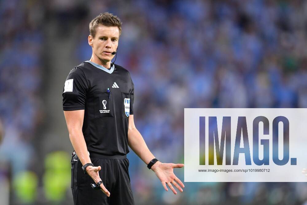 FIFA World Cup, WM, Weltmeisterschaft, Fussball Qatar 2022 Ghana vs Uruguay Referee Daniel Siebert of Germany during the game Ghana vs Uruguay, Corresponding to Group H of the FIFA World Cup Qatar 2022, at Al Janoub Stadium, Al Wakrah, Doha, on December 02, 2022. <br><br> Arbitro Daniel Siebert de Alemania durante el partido Ghana vs Uruguay, correspondiente al Grupo H de la Copa Mundial de la FIFA Qatar 2022, en el Estadio Al Janoub, Al Wakrah, Doha, el 02 de Diciembre de 2022. AL WAKRAH DOHA QATAR