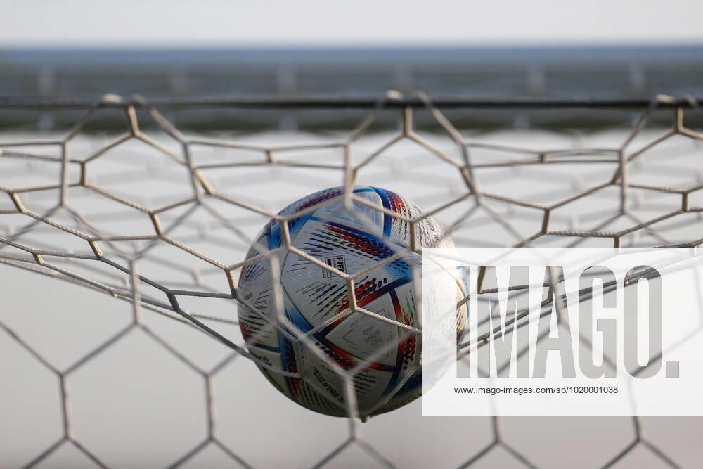 England Training FIFA Fussball-Weltmeisterschaft 3. Dezember 2022, Doha FIFA Fussball-Weltmeisterschaft Katar 2022 England Training Ein Ball liegt oben im Netz Foto Charlotte Wilson Abseits Doha Katar