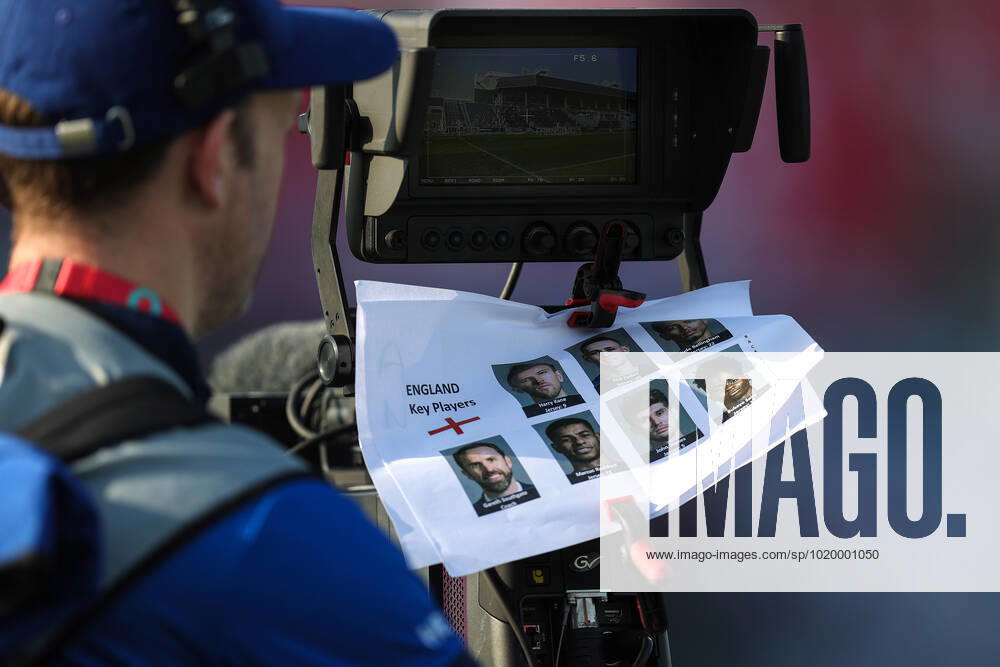 England Training FIFA Fussball-Weltmeisterschaft 3. Dezember 2022, Doha FIFA Fussball-Weltmeisterschaft Katar 2022 England Training Ein Kameramann mit einem Blatt Papier, auf dem die wichtigsten Spieler Englands aufgeführt sind, an seiner Kamera befestigt Foto Charlotte Wilson Abseits Doha Katar