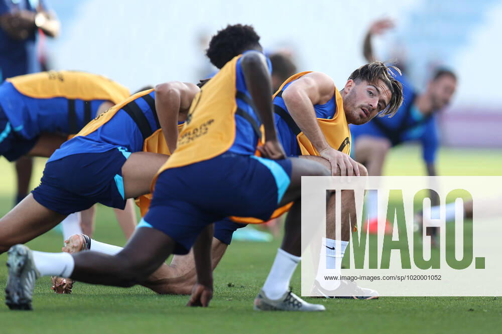 England Training FIFA Fussball-Weltmeisterschaft 3. Dezember 2022, Doha FIFA Fussball-Weltmeisterschaft Katar 2022 England Trainingseinheit Jack Grealish streckt sich Foto Charlotte Wilson Abseits Doha Katar