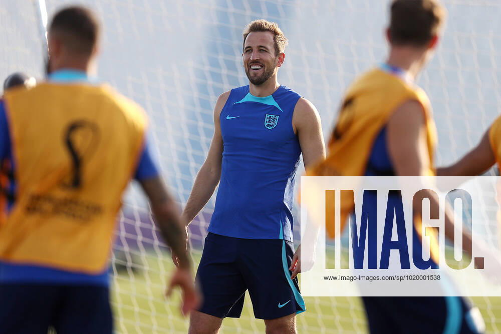 England Training FIFA Fussball-Weltmeisterschaft 3. Dezember 2022, Doha FIFA Fussball-Weltmeisterschaft Katar 2022 England Trainingseinheit Harry Kane Foto Charlotte Wilson Abseits Doha Katar