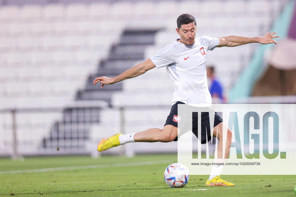 DOHA, KATAR (DOHA, QATAR) MISTRZOSTWA SWIATA W PILCE NOZNEJ KATAR 2022 ( FIFA World Cup, WM, Weltmeisterschaft, Fussball QUATAR 2022) PILKA NOZNA - KADRA REPREZENTACJA POLSKI, BAZA TRENINGOWA REPREZENTACJI POLSKI OFICJALNY TRENING REPREZENTACJI POLSKI PRZED MECZEM Z FRANCJA W 1 8 FINALU NZ ROBERT LEWANDOWSKI FOTO LUKASZ GROCHALA CYFRASPORT NEWSPIX.PL --- Newspix.pl POLAND OUT! 20221203CSLG0208