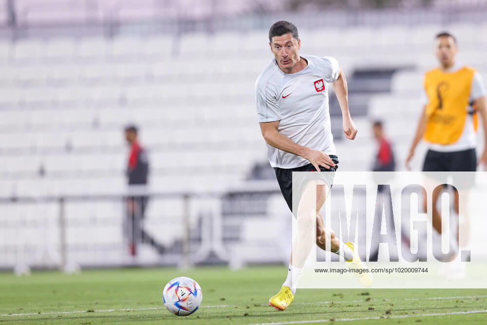 DOHA, KATAR (DOHA, QATAR) MISTRZOSTWA SWIATA W PILCE NOZNEJ KATAR 2022 ( FIFA World Cup, WM, Weltmeisterschaft, Fussball QUATAR 2022) PILKA NOZNA - KADRA REPREZENTACJA POLSKI, BAZA TRENINGOWA REPREZENTACJI POLSKI OFICJALNY TRENING REPREZENTACJI POLSKI PRZED MECZEM Z FRANCJA W 1 8 FINALU NZ ROBERT LEWANDOWSKI FOTO LUKASZ GROCHALA CYFRASPORT NEWSPIX.PL --- Newspix.pl POLAND OUT! 20221203CSLG0209