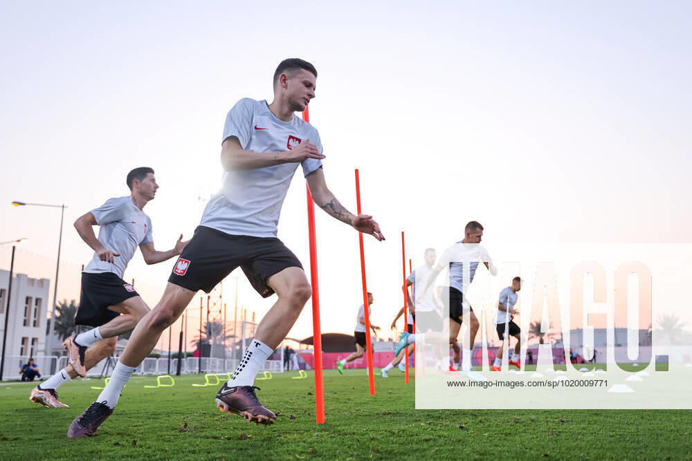 DOHA, KATAR (DOHA, QATAR) MISTRZOSTWA SWIATA W PILCE NOZNEJ KATAR 2022 ( FIFA World Cup, WM, Weltmeisterschaft, Fussball QUATAR 2022) PILKA NOZNA - KADRA REPREZENTACJA POLSKI, BAZA TRENINGOWA REPREZENTACJI POLSKI OFICJALNY TRENING REPREZENTACJI POLSKI PRZED MECZEM Z FRANCJA W 1 8 FINALU NZ SEBASTIAN SZYMANSKI FOTO LUKASZ GROCHALA CYFRASPORT NEWSPIX.PL --- Newspix.pl POLAND OUT! 20221203CSLG0227