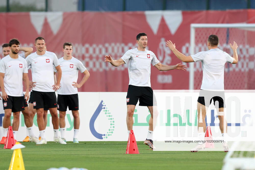 UMM SALAL MUHAMMAD 03.12.2022 MISTRZOSTWA SWIATA W PILCE NOZNEJ 2022 TRENING REPREZENTACJI POLSKI --- 2022 FIFA World Cup, WM, Weltmeisterschaft, Fussball POLISH FOOTBALL national team, Nationalteam TRAINING SESSION ROBERT LEWANDOWSKI PIOTR ZIELINSKI FOT. PIOTR KUCZA FOTOPYK NEWSPIX.PL --- Newspix.pl POLAND OUT! 221204PYK055