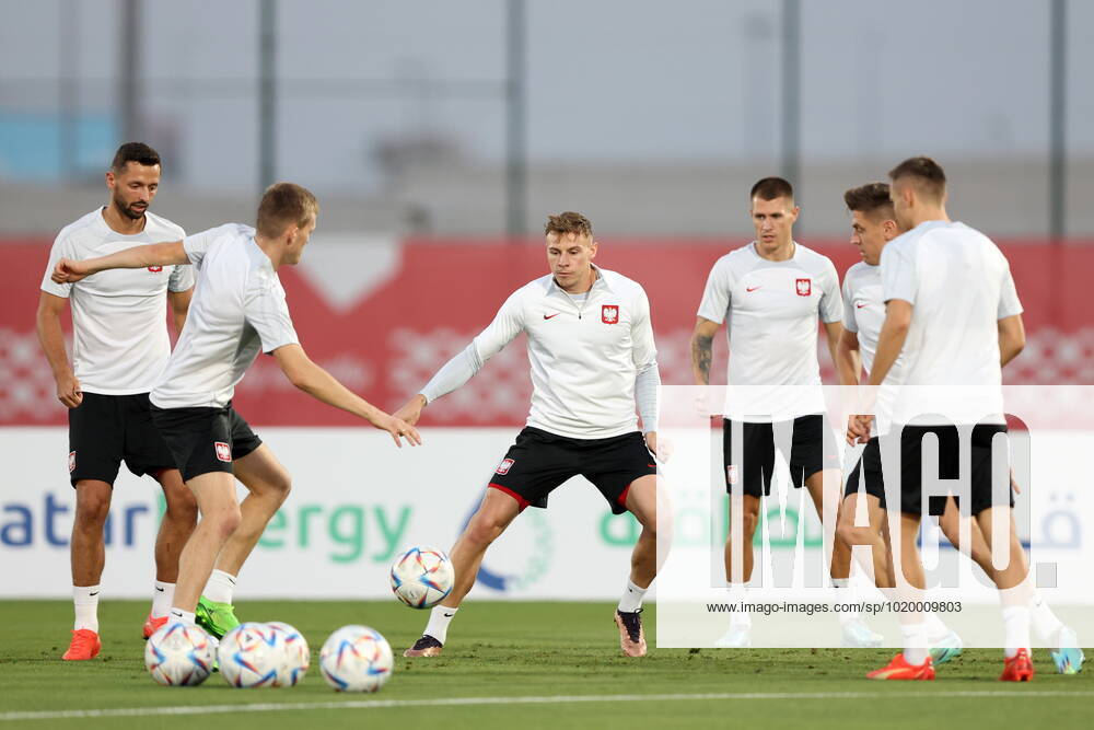 UMM SALAL MUHAMMAD 03.12.2022 MISTRZOSTWA SWIATA W PILCE NOZNEJ 2022 TRENING REPREZENTACJI POLSKI --- 2022 FIFA World Cup, WM, Weltmeisterschaft, Fussball POLISH FOOTBALL national team, Nationalteam TRAINING SESSION MATEUSZ WIETESKA KAROL SWIDERSKI SZYMON ZURKOWSKI DAMIAN SZYMANSKI KRZYSZTOF PIATEK FOT. PIOTR KUCZA FOTOPYK NEWSPIX.PL --- Newspix.pl POLAND OUT! 221204PYK082