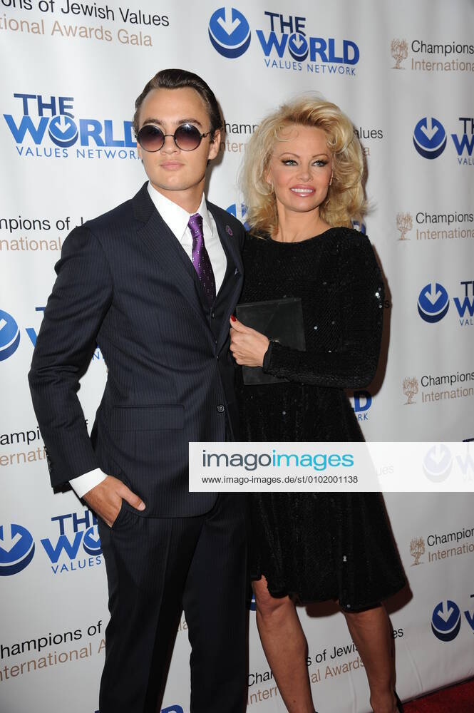 NEW YORK, NY - MAY 05: Pamela Anderson and her son Brandon Thomas Lee attend the 4th Annual Champions Of Jewish Values International Awards Gala at Marriott Marquis Broadway Ballroom on May 5, 2016 in New York City...People: Pamela Anderson, Brandon Thomas Lee. Manhattan United States Of America - ZUMAn287 20160505_zaa_n287_002