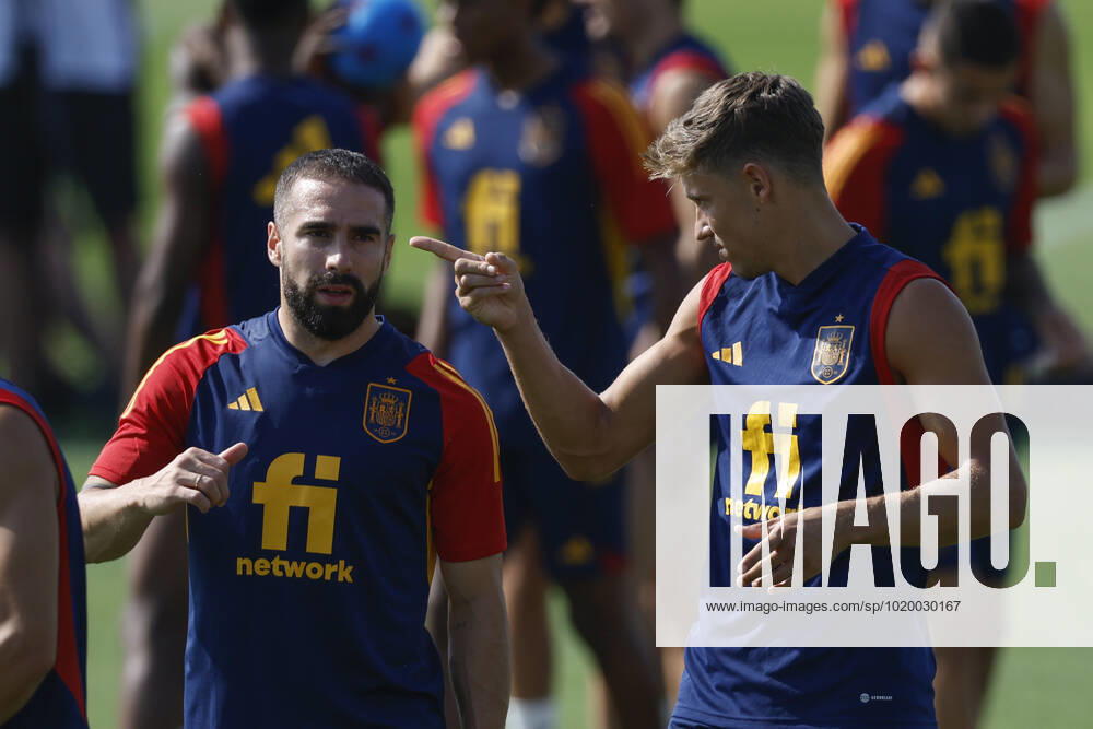 Spain s players Carvajal and Marcos Llorente (R) during a training session of the Spanish team in Doha, Qatar, 04 December 2022. Spain will face Morocco in their FIFA World Cup, WM, Weltmeisterschaft, Fussball 2022 round of 16 soccer match on 06 December 2022. FIFA World Cup 2022 - Spain training !ACHTUNG: NUR REDAKTIONELLE NUTZUNG!