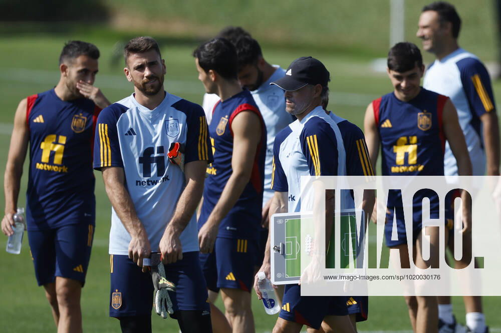 Spain s head coach Luis Enrique (C) during a training session of the Spanish team in Doha, Qatar, 04 December 2022. Spain will face Morocco in their FIFA World Cup, WM, Weltmeisterschaft, Fussball 2022 round of 16 soccer match on 06 December 2022. FIFA World Cup 2022 - Spain training !ACHTUNG: NUR REDAKTIONELLE NUTZUNG!