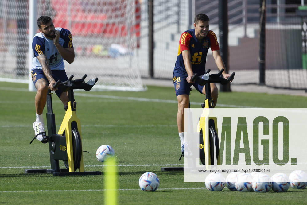 Spain s players Azpilicueta (R) and David Raya during a training session of the Spanish team in Doha, Qatar, 04 December 2022. Spain will face Morocco in their FIFA World Cup, WM, Weltmeisterschaft, Fussball 2022 round of 16 soccer match on 06 December 2022. FIFA World Cup 2022 - Spain training !ACHTUNG: NUR REDAKTIONELLE NUTZUNG!