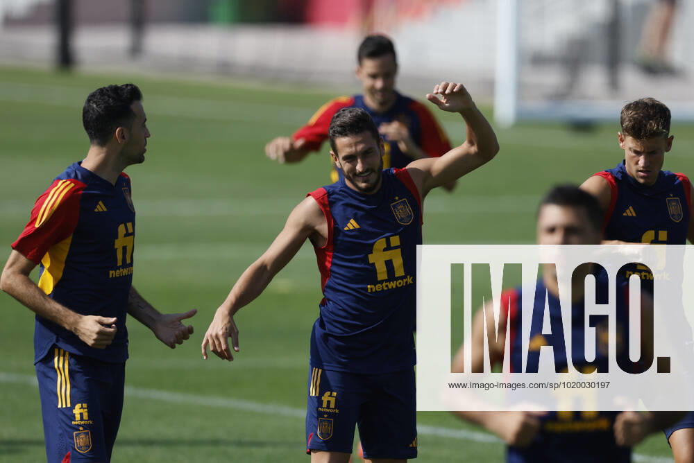 Spain s players Koke (C), Busquets (L) and Marcos Llorente (R) during a training session of the Spanish team in Doha, Qatar, 04 December 2022. Spain will face Morocco in their FIFA World Cup, WM, Weltmeisterschaft, Fussball 2022 round of 16 soccer match on 06 December 2022. FIFA World Cup 2022 - Spain training !ACHTUNG: NUR REDAKTIONELLE NUTZUNG!