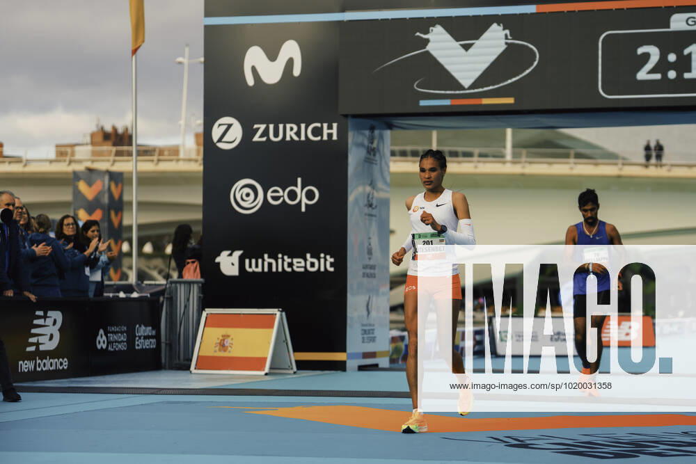 42nd Valencia Marathon Trinidad Alfonso 2022 Valencia, 04 12 2022 Letesenbet Gidey ETH during her marathon debut on the home stretch at the 42th Valencia Marathon Trinidad Alfonso 2022 on 04 12 2022
