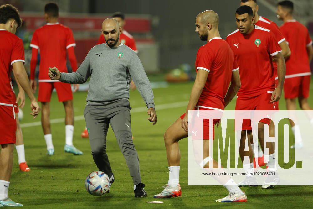 Morocco s head coach, Walid Regragui (L) leads a training session of the team held at Doha, Qatar, 05 December 2022. Marruecos will face Spain on the upcoming 06 December in a round of 16 soccer match of the Qatar 2022 World Cup. Morocco s training session !ACHTUNG: NUR REDAKTIONELLE NUTZUNG!