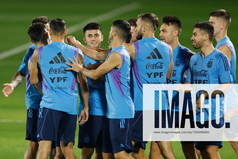 Argentina s players share a light moment during their national team, Nationalteam s training session in Doha, Qatar, 05 December 2022. Argentina is to face Netherlands on 09 December in their round-of-8 FIFA World Cup, WM, Weltmeisterschaft, Fussball Qatar 2022. Argentina s training session !ACHTUNG: NUR REDAKTIONELLE NUTZUNG!