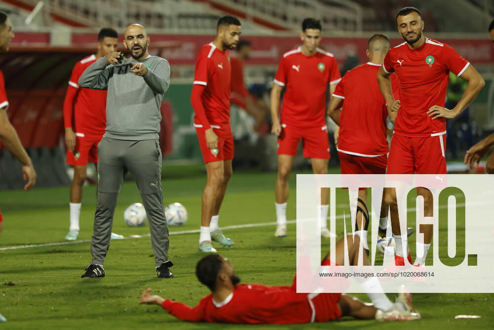 Morocco s head coach, Walid Regragui (L) leads a training session of the team held at Doha, Qatar, 05 December 2022. Marruecos will face Spain on the upcoming 06 December in a round of 16 soccer match of the Qatar 2022 World Cup. Morocco s training session !ACHTUNG: NUR REDAKTIONELLE NUTZUNG!