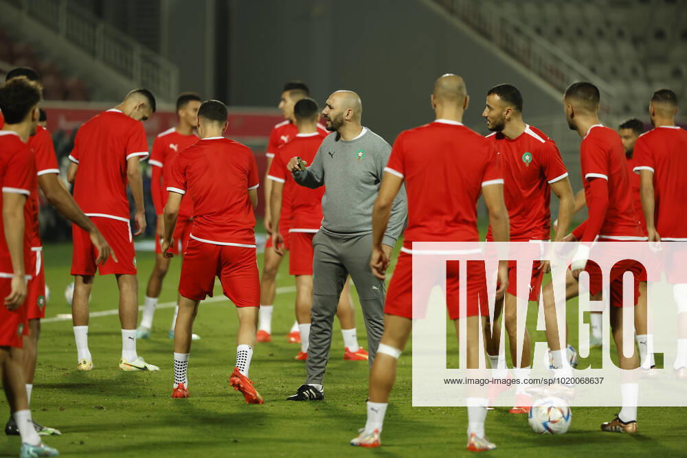 Morocco s head coach, Walid Regragui (L) leads a training session of the team held at Doha, Qatar, 05 December 2022. Marruecos will face Spain on the upcoming 06 December in a round of 16 soccer match of the Qatar 2022 World Cup. Morocco s training session !ACHTUNG: NUR REDAKTIONELLE NUTZUNG!