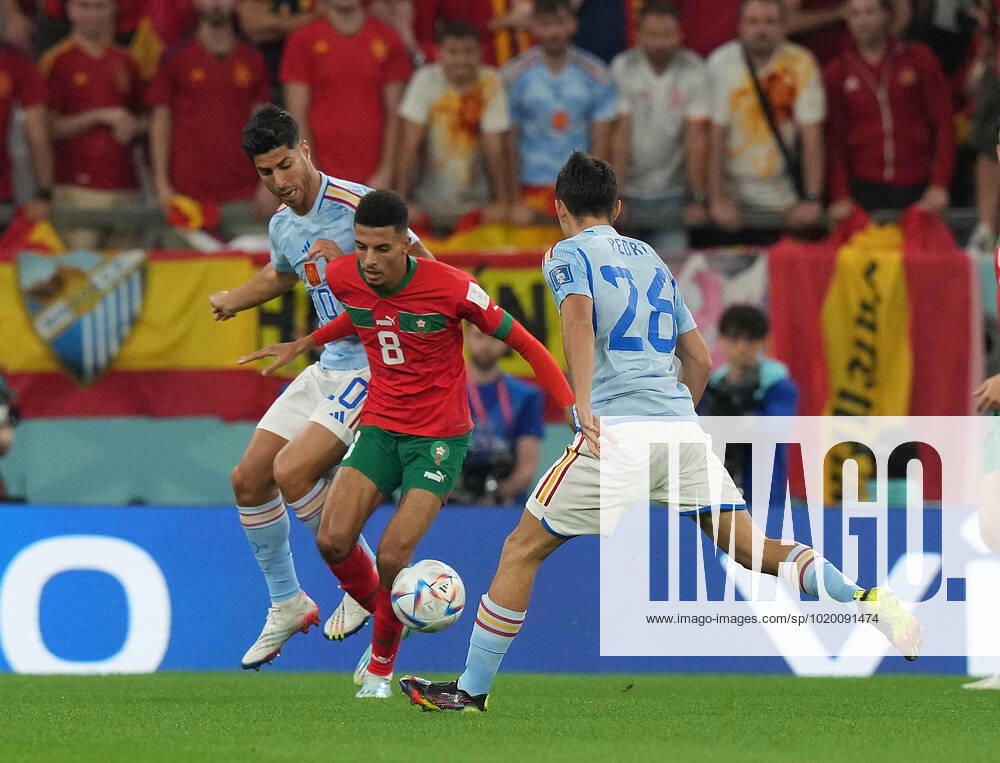 QAT, World Cup FIFA 2022, Round of 16, Morocco vs Spain 06 12 2022, Education City Stadium, Doha, QAT, World Cup FIFA 2022, Round of 16, Morocco vs Spain, pictured Spains forward Marco Asensio , Morocco s midfielder Azzedine Ounahi , Spains midfielder Pedri nordphotoxGmbHx xBratic nph00250