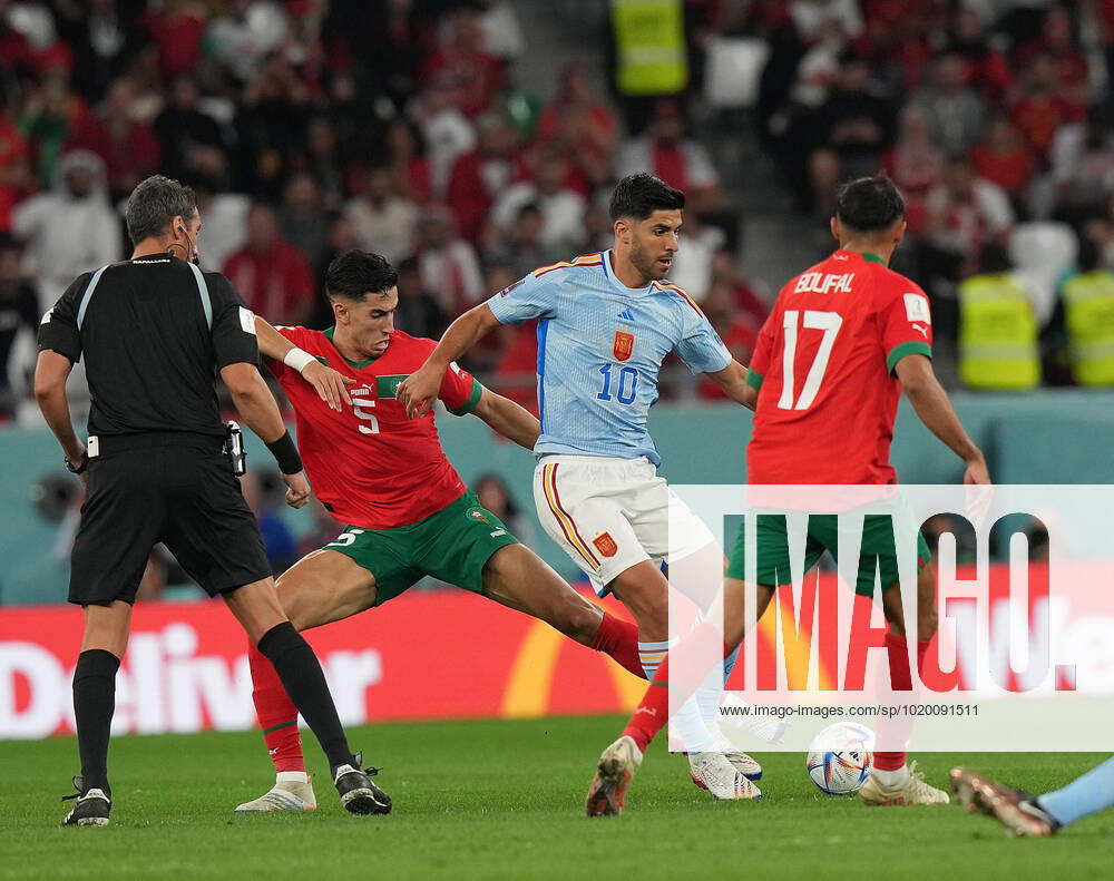 QAT, World Cup FIFA 2022, Round of 16, Morocco vs Spain 06 12 2022, Education City Stadium, Doha, QAT, World Cup FIFA 2022, Round of 16, Morocco vs Spain, pictured Morocco s defender Naif Aguerd , Spains forward Marco Asensio , Morocco s midfielder Sofiane Boufal. nordphotoxGmbHx xBratic nph00250