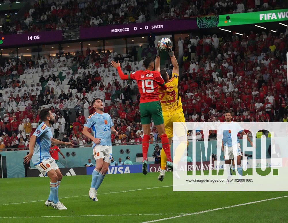 QAT, World Cup FIFA 2022, Round of 16, Morocco vs Spain 06 12 2022, Education City Stadium, Doha, QAT, World Cup FIFA 2022, Round of 16, Morocco vs Spain, pictured Morocco s forward Youssef En Nesyri , Spains goalkeeper Unai Simon nordphotoxGmbHx xBratic nph00250
