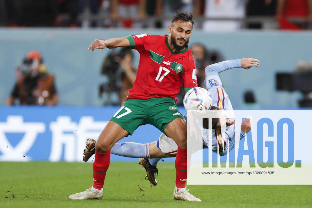 Sofiane Boufal (L) of Morocco for the ball with Gavi of the Spain during the FIFA World Cup, WM, Weltmeisterschaft, Fussball round 16 soccer match between Morocco and Spain at Education City stadium in Rayyan, Qatar, 06 December 2022. World Cup 2022: Morocco vs. Spain !ACHTUNG: NUR REDAKTIONELLE NUTZUNG!