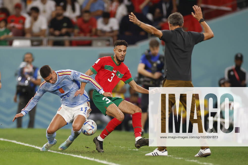 Noussair Mazraoui (C) of Morocco for the ball with Ferran Torres (L) of the Spain during the FIFA World Cup, WM, Weltmeisterschaft, Fussball round 16 soccer match between Morocco and Spain at Education City stadium in Rayyan, Qatar, 06 December 2022. World Cup 2022: Morocco vs. Spain !ACHTUNG: NUR REDAKTIONELLE NUTZUNG!